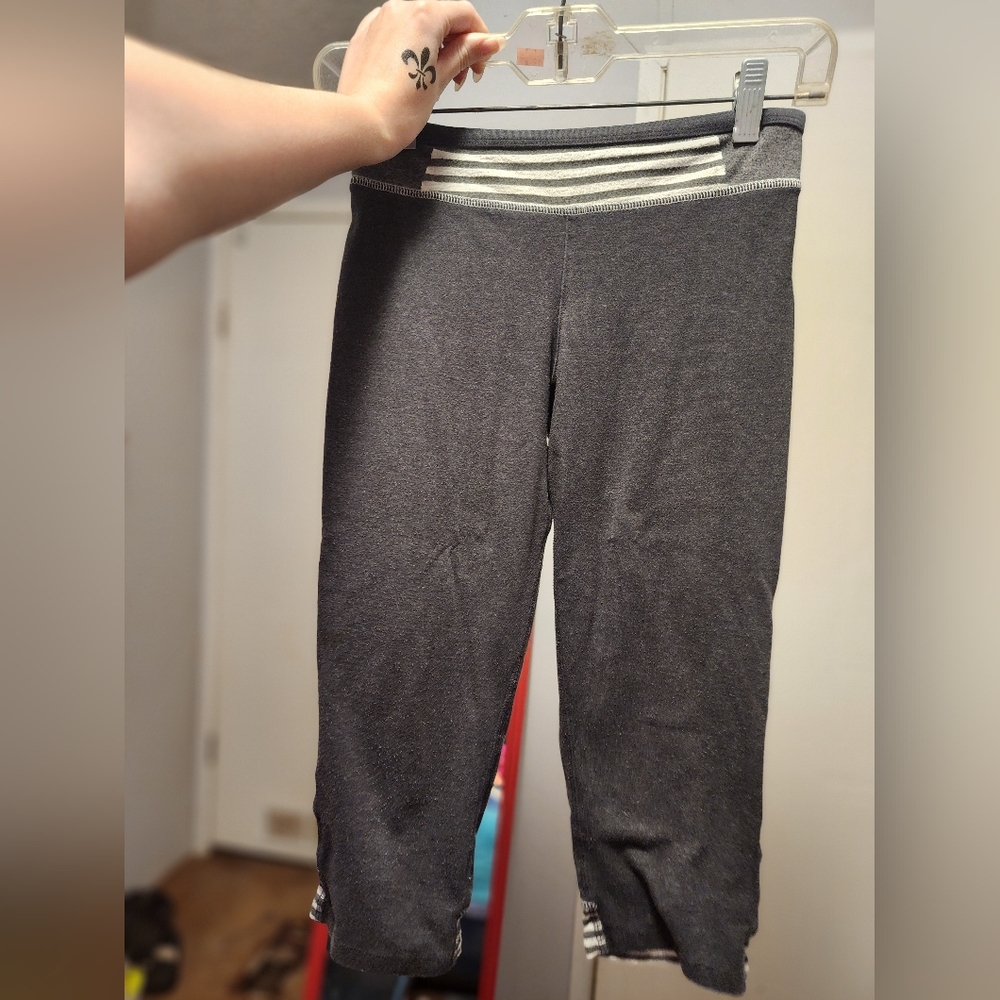 BCG Gray Cropped/Capri Leggings W/ White Stripes/Seams, Size ( XS ).